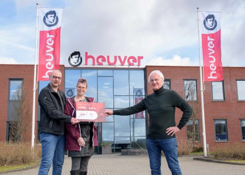 2103 Jan Foundation overhandiging cheque Karin-site