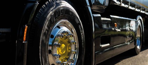 Aquaplaning voorkomen met de juiste truckbanden