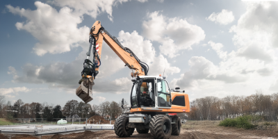 Ontdek de veelzijdigheid van de nieuwe Alliance 399 band voor mobiele graafmachines